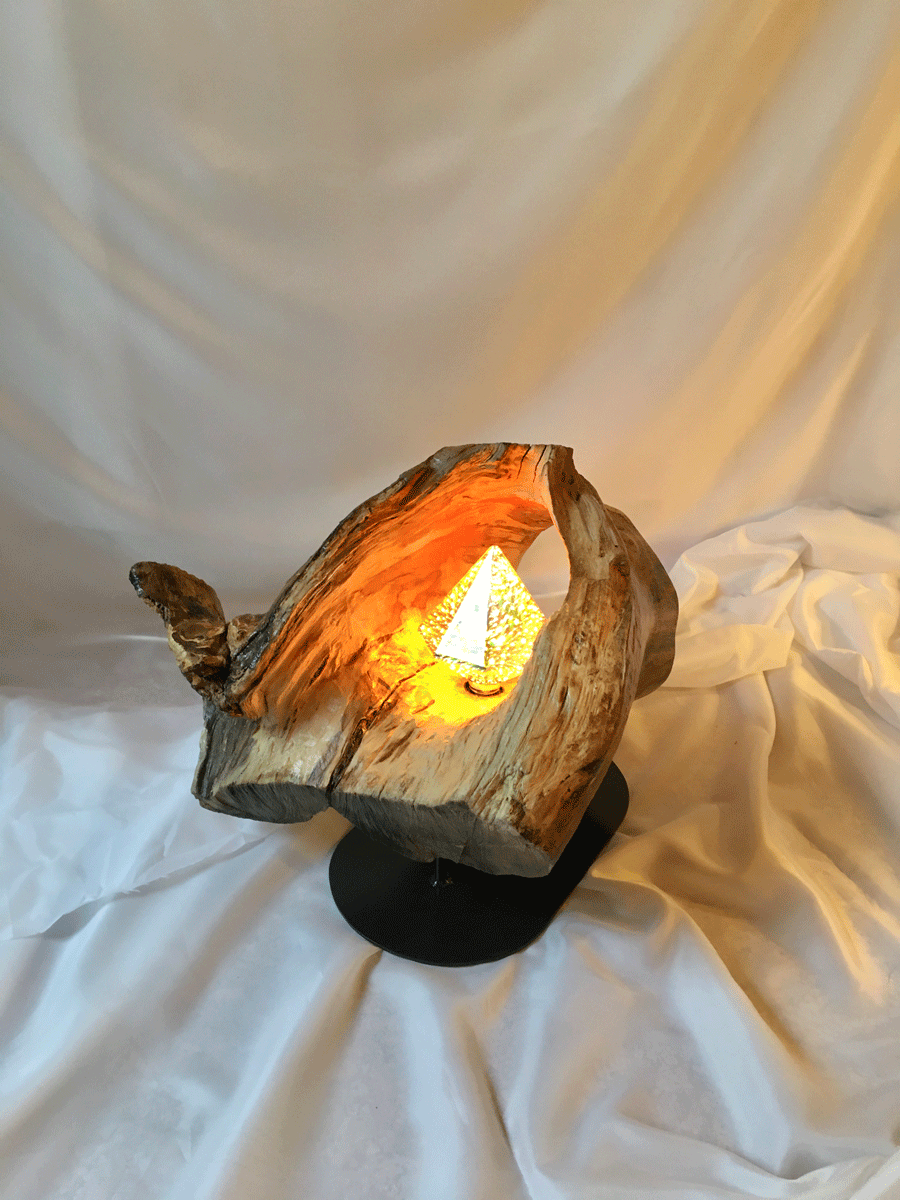 Holz-Handwerk. Lampe aus dem Atelier Grillo