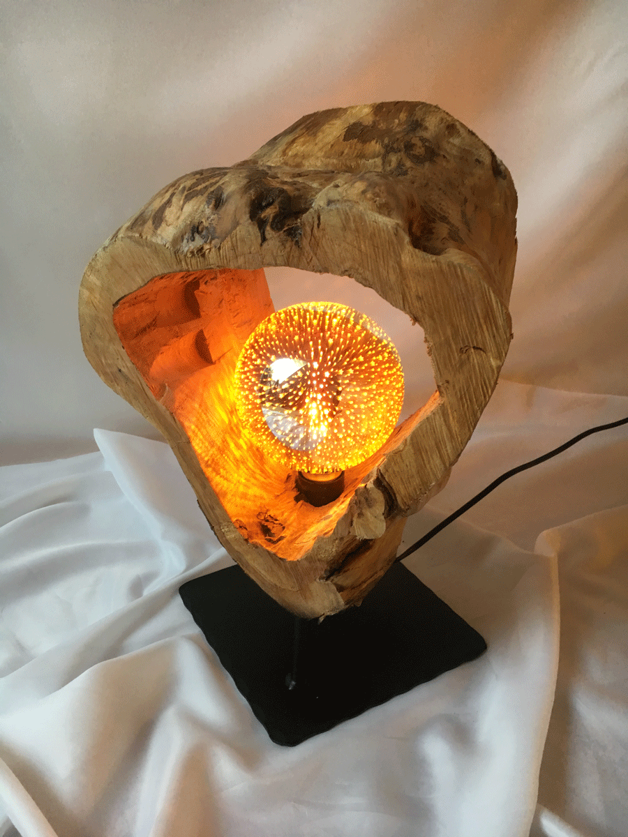 Einzigartige Lampe in Kombi mit Holz aus dem Atelier Grillo